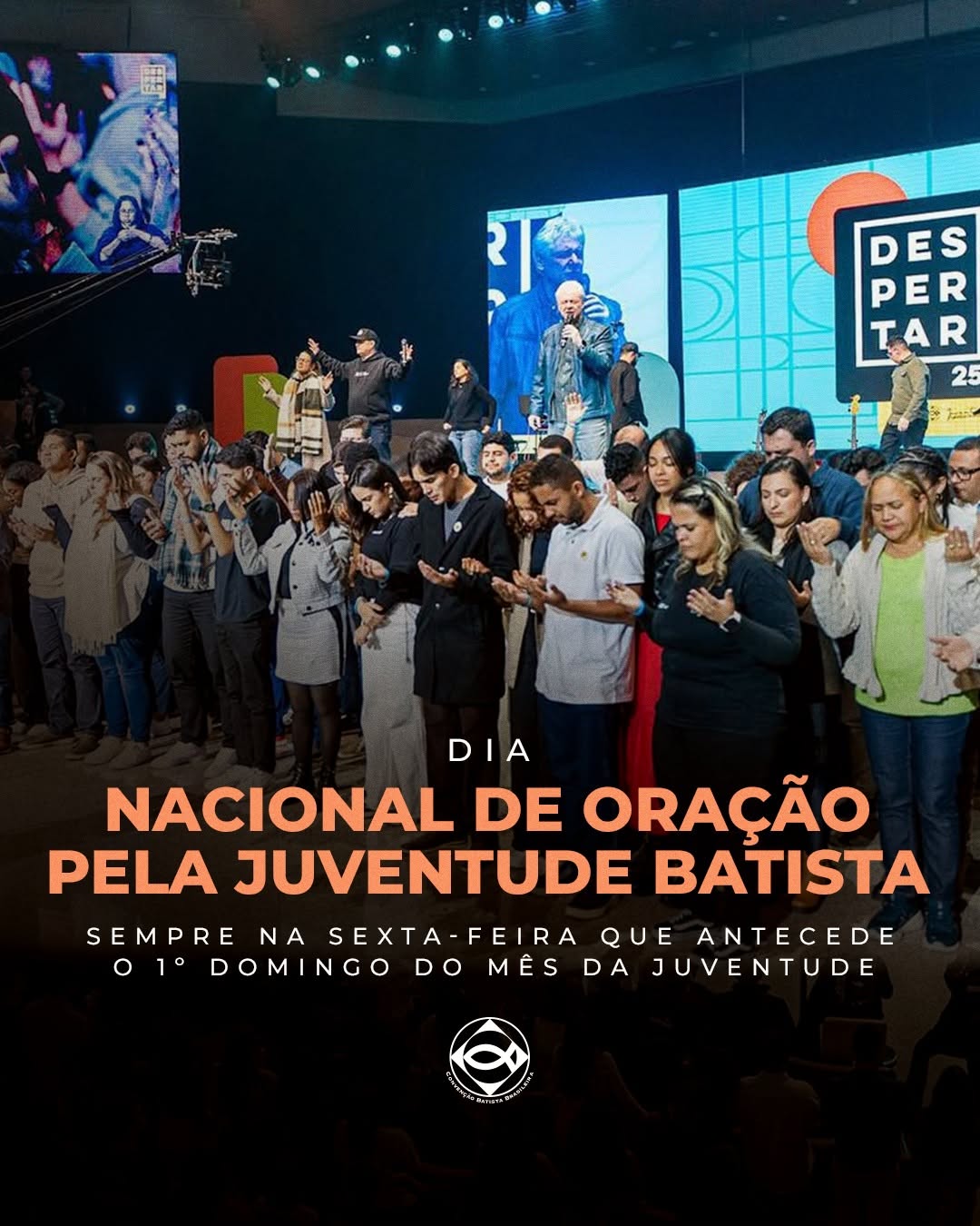 Multidão de jovens reunida em oração no Despertar 25